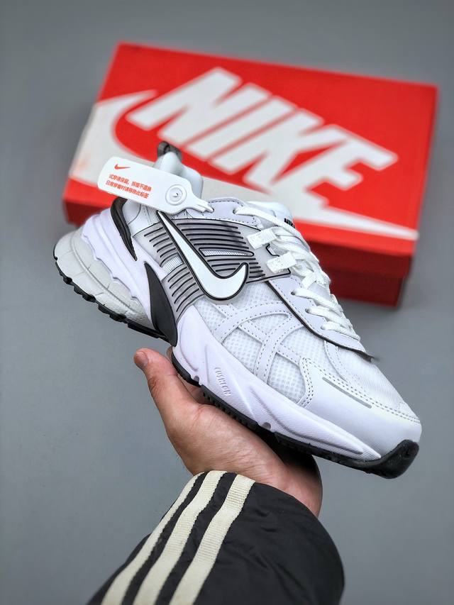 Nike V2K Runtekk 减震防滑复古低帮跑步鞋材质上使用大面积网眼 皮革 Tpu 组成 支撑和透气性肯定不错 中底处由 Cushlon 泡绵打造 保证