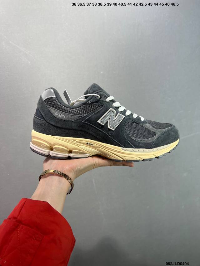 公司级New Balance 2002R 跑鞋 沿袭了面世之初的经典科技，以 Encap 中底配以升级版 N-Ergy 缓震物料。鞋面则采用特色的柔软麂皮搭以