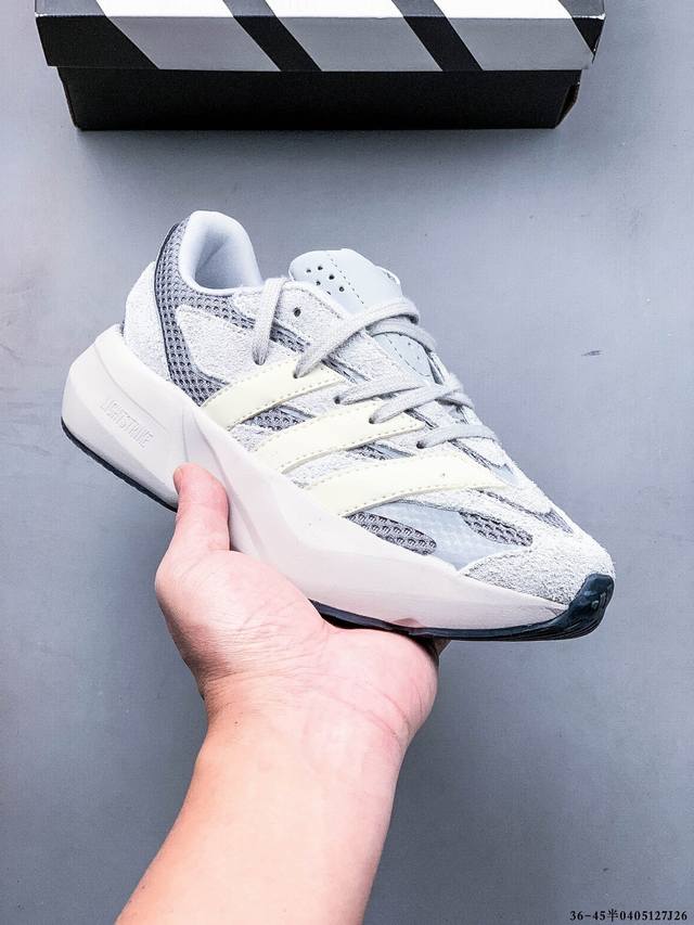 集图 Adidas Lightblaze 舒适防滑 新款阿迪达斯低帮跑步鞋 极致轻盈的Lightweight Upper设计 带来近乎裸足的舒适体验 中底采用尖