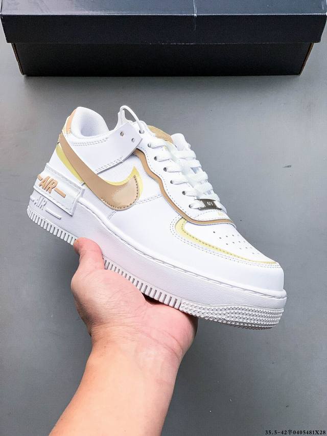 公司级头层！Nike 耐克 Air Force 1 Shadow 拼接马卡龙 侧身 Swoosh 采用叠加形的式呈现，同时跟后也将标志性 “Air” 字叠样加配