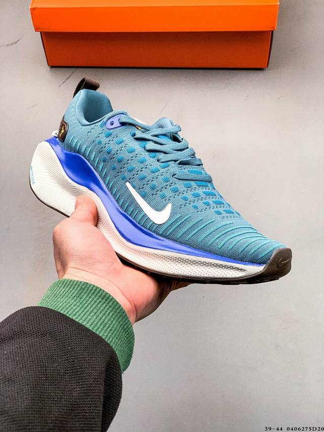 Nike Reactx Infinity Run 4 马拉松轻便跑步鞋 轻量鞋面搭配位于足弓处的全新板带设计，细致包裹双脚，为Nike飞马带来更稳固可靠的贴合感
