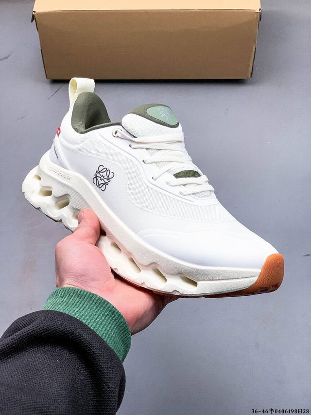 集图 Loewe X On昂跑Cloud Tilt 罗意威 联名轻量运动休闲鞋！杨幂同款，脚感很舒服，鞋底柔软且包裹性好，上脚显腿长，不用系鞋带很方便～ 不管休