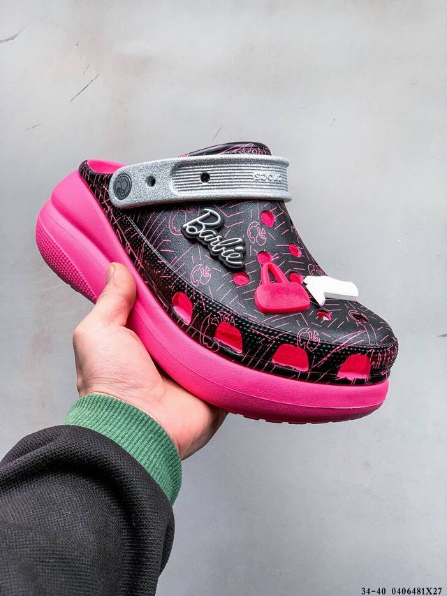 集图 Cross 卡骆驰厚底洞洞泡芙鞋 Crocs泡芙鞋采用了全新的造型轮廓，搭配更多配色，并加入了5.2Mm的厚底设计。 两穿模式可自由选择拖鞋、凉鞋随意切换