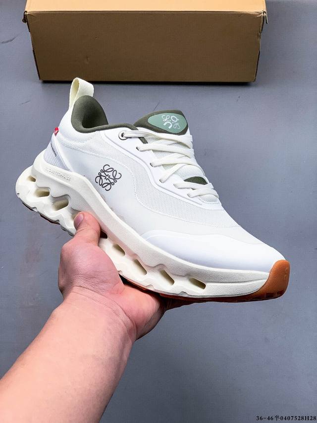 集图 Loewe X On昂跑Cloud Tilt 罗意威 联名轻量运动休闲鞋！杨幂同款，脚感很舒服，鞋底柔软且包裹性好，上脚显腿长，不用系鞋带很方便～ 不管休