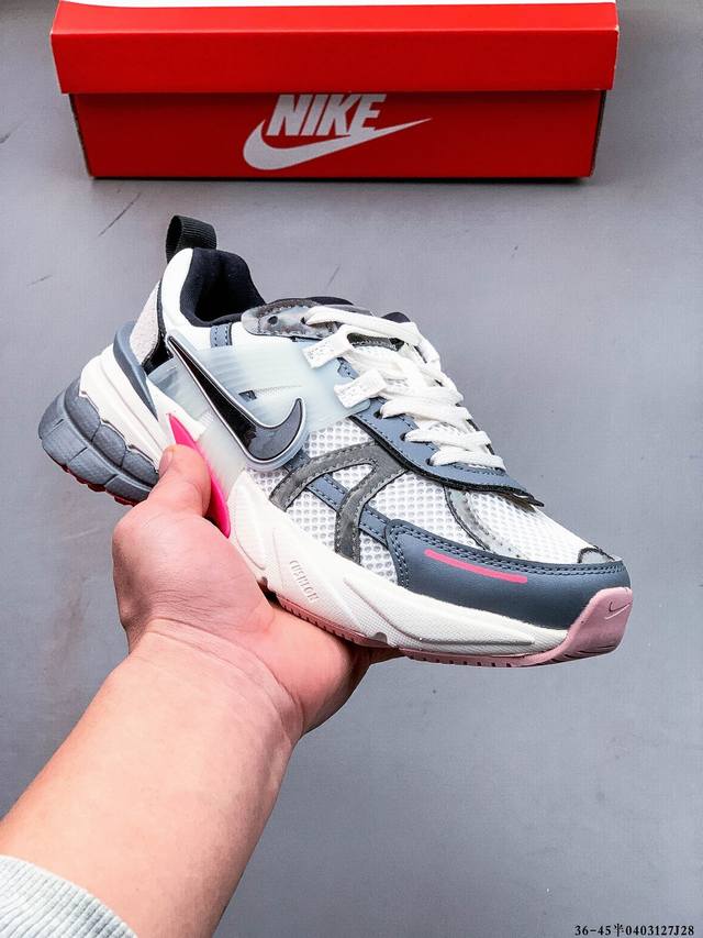 集图 耐克Nike V2K Run新款百搭休闲跑步鞋 复古风潮 网面透气 紧致的鞋面材质提供良好的包裹性 鞋侧 Swoosh以及鞋头部分搭配增添不少亮点的镀铬细