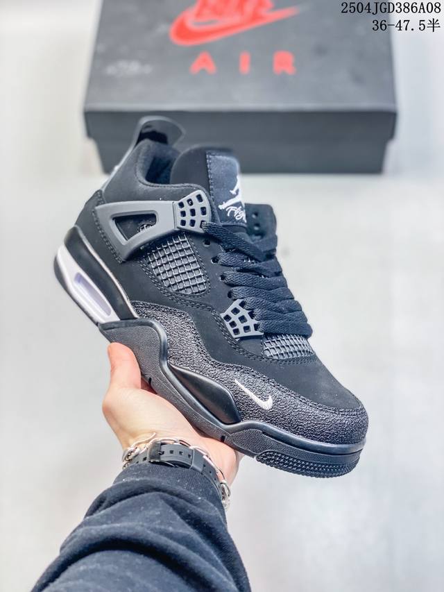 公司级带半码 Air Jordan 4 Retro Aj4 乔丹4代 Aj4 乔4 乔丹篮球鞋系列 承袭了 Black Cat 的劲酷风范，眼前的这双 Air