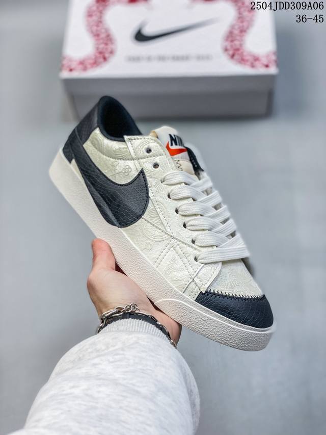 耐克Nike Blazer Mid 77 Jumbo 复古经典蛇年开拓者 颇具辨识度的Nike Blazer Mid配色，将于今年回归登场，Swoosh配色填充