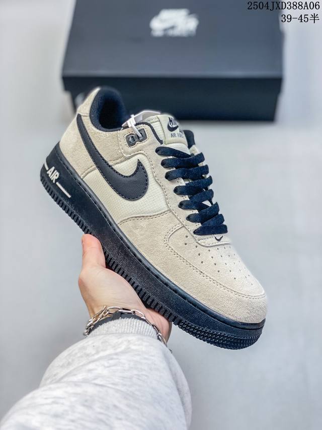 公司级带半码 耐克Nike Air Force 1“07空军一号低帮百搭休闲运动板鞋。柔软、弹性十足的缓震性能和出色的中底设计，横跨复古与现代的外型结合，造就出