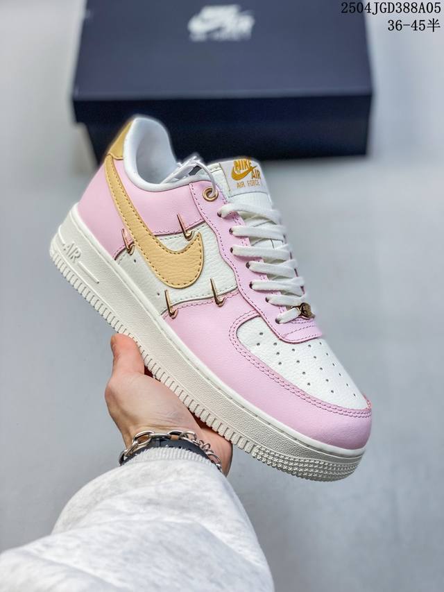 真标带半码 耐克Nike Air Force 1“07空军一号低帮百搭休闲运动板鞋。柔软、弹性十足的缓震性能和出色的中底设计，横跨复古与现代的外型结合，造就出风