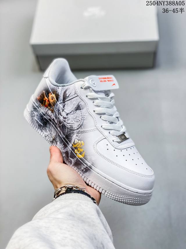 真标带半码 耐克Nike Air Force 1“07空军一号低帮百搭休闲运动板鞋。柔软、弹性十足的缓震性能和出色的中底设计，横跨复古与现代的外型结合，造就出风