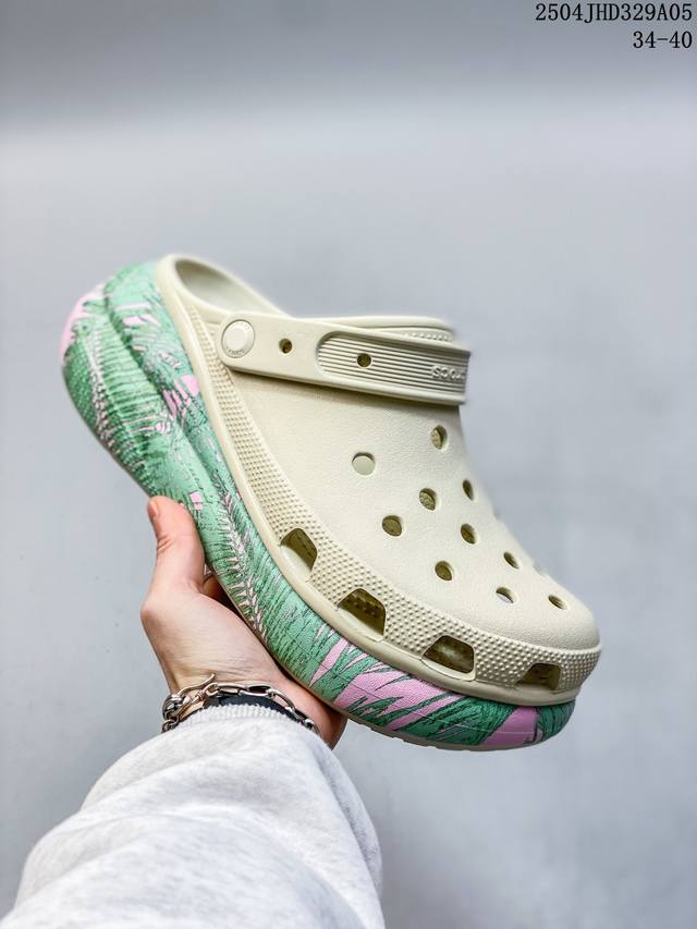 Crocs 卡骆驰 Eva 舒适轻便 洞洞鞋 凉鞋 泡芙联名系列 时尚撞色设计，充满活力的全新系列，同时拥有复古条纹与经典Logo标志。 可调节后跟带，放前面变