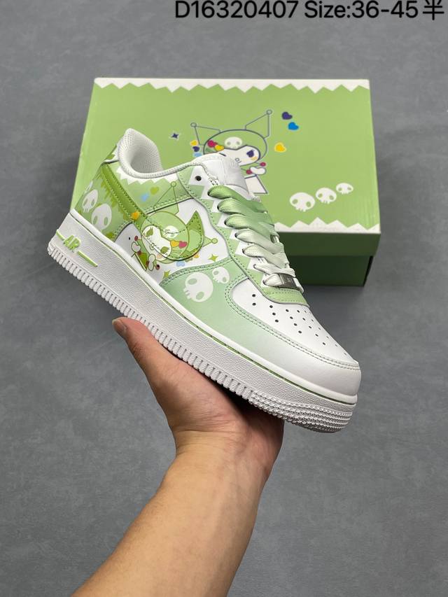 公司级 耐克Nike Air Force 1“07空军一号低帮百搭休闲运动板鞋。柔软、弹性十足的缓震性能和出色的中底设计，横跨复古与现代的外型结合，造就出风靡全