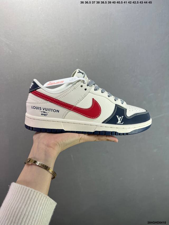 公司级Lv X Nike Dunk Low 米蓝红勾 此款主张打破传统的工业化流水线设计限制，以Made By Ideas的超级创意为理念，集结众多潮流设计师，