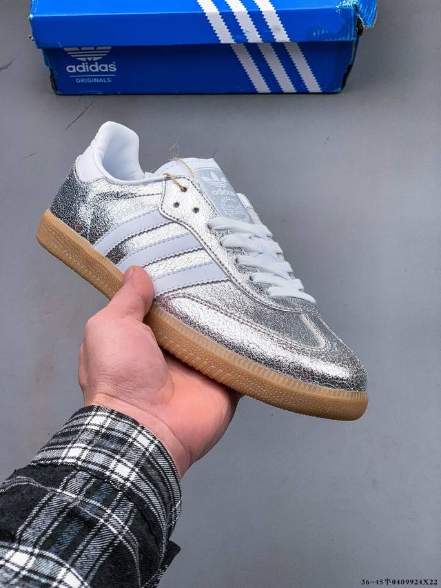 二层真标！Adidas Samba Og 经典鞋款 Adidas 近70年的经典Samba Og 修长的鞋楦,略微尖尖的鞋头,翻毛皮的鞋头拼接,这些我们都看得到