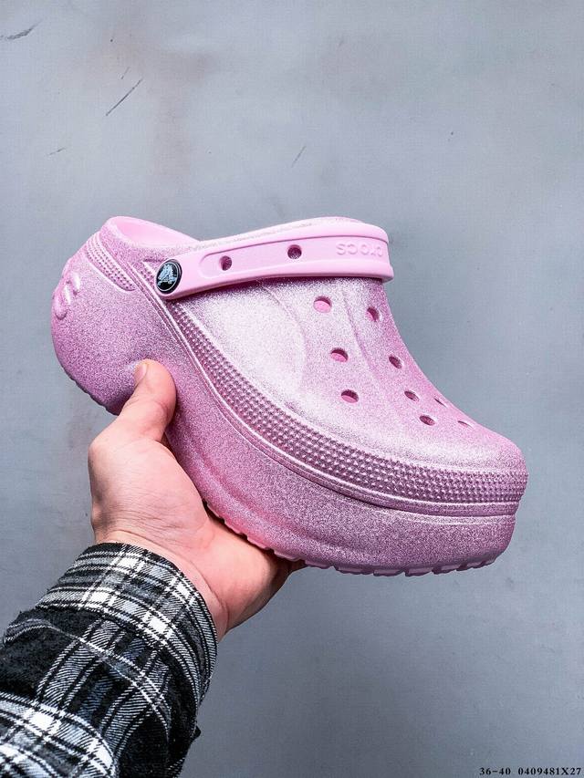 Cross 卡骆驰厚底洞洞泡芙鞋 Crocs泡芙鞋采用了全新的造型轮廓，搭配更多配色，并加入了5.2Mm的厚底设计。 两穿模式可自由选择拖鞋、凉鞋随意切换满足不