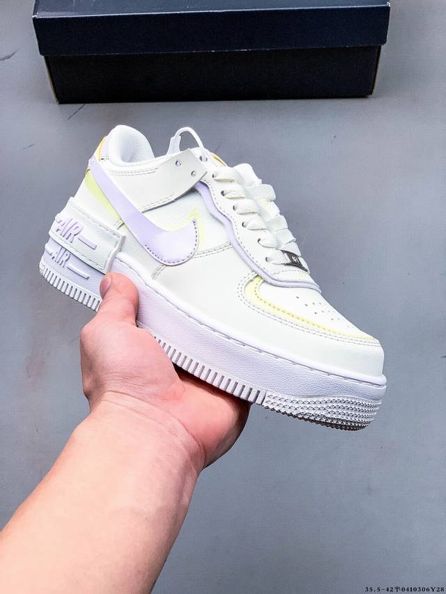 公司级头层！Nike 耐克 Air Force 1 Shadow 拼接马卡龙 侧身 Swoosh 采用叠加形的式呈现，同时跟后也将标志性 “Air” 字叠样加配