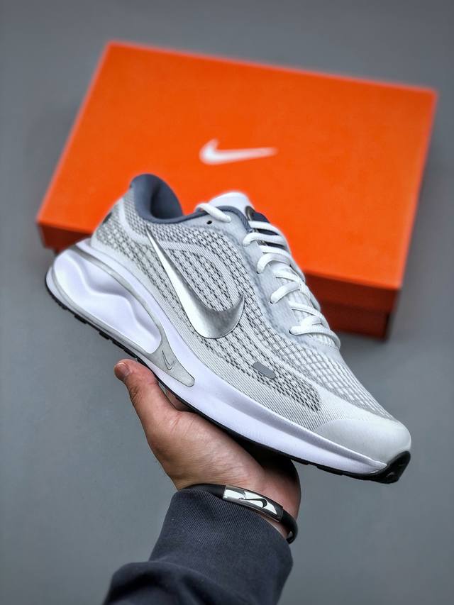 Nike Journey Run 舒适简约轻质缓震休闲运动跑步鞋采用科技织法轻盈织物合成鞋面材质 搭载柔软厚实Comfiride泡绵缓震组合外置防滑耐磨橡胶底片