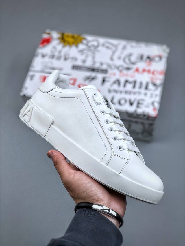 Dolce&Gabbana小白鞋运动鞋 采用意大利定制小牛皮，纹理细腻、柔软度高，光泽自然，长期穿着后仍保持韧性。 内里材质100%纯小羊皮，触感如丝绸般柔滑，