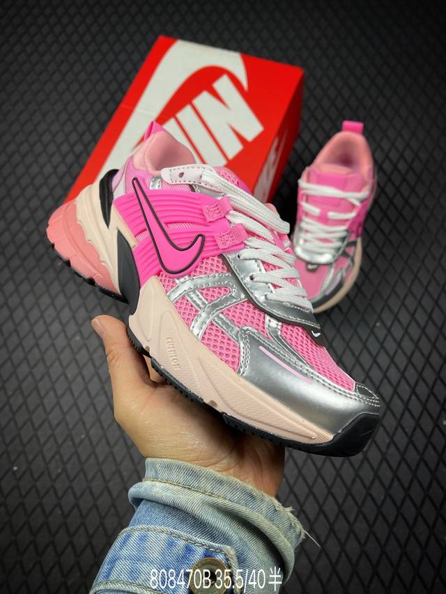 B 公司级耐克Nike V2K Run跑步鞋复古风潮 网面透气运动鞋 灰银紧致的鞋面材质提供良好的包裹性鞋侧 Swoosh以及鞋头部分搭配增添不少亮点的镀铬细节