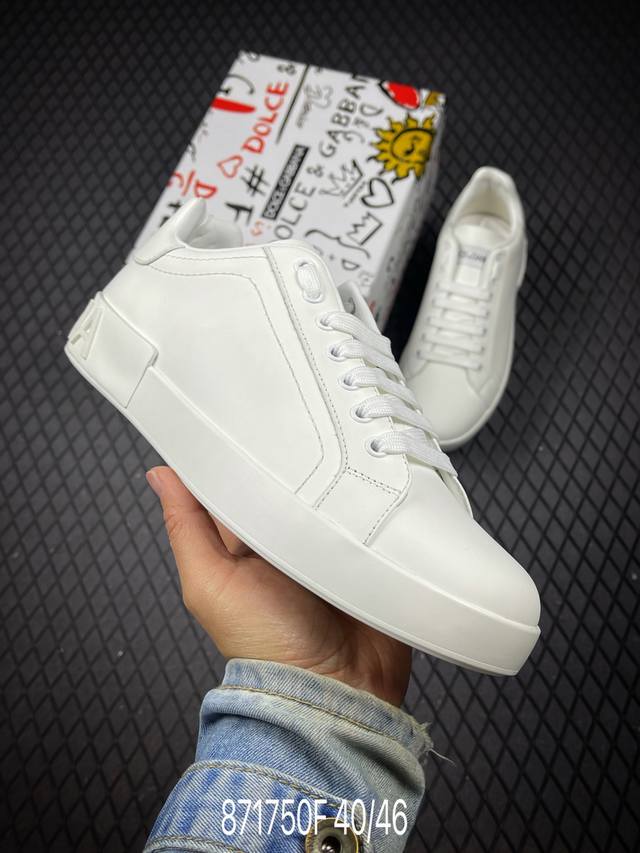 FDolce&Gabbana小白鞋运动鞋 采用意大利定制小牛皮，纹理细腻、柔软度高，光泽自然，长期穿着后仍保持韧性。 内里材质100%纯小羊皮，触感如丝绸般柔滑