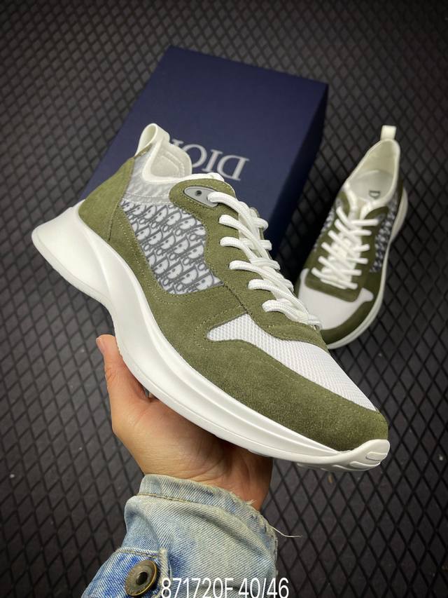 F外贸订单 B25系列 Dior 运动鞋 跑步鞋 原版购入开发 这款 B25 Runner 运动鞋结合运动版型与 Dior 优雅的经典标识。采用迪奥灰和白色光滑