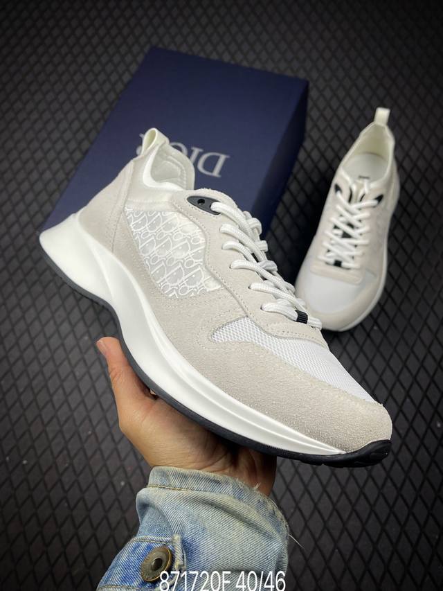 F外贸订单 B25系列 Dior 运动鞋 跑步鞋 原版购入开发 这款 B25 Runner 运动鞋结合运动版型与 Dior 优雅的经典标识。采用迪奥灰和白色光滑