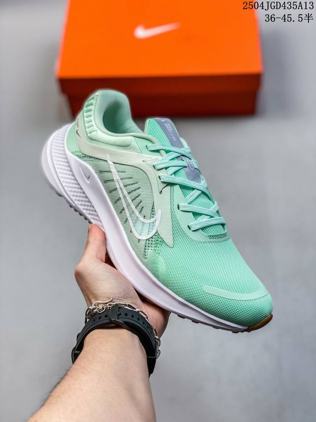 耐克Nike Air Zoom Q5 登月 网面透气跑步鞋 兼顾迅疾外观和稳固脚感 后跟覆面和中足动态支撑巧妙融合 缔造稳定顺畅的迈步体验 采用密度更高的材料而