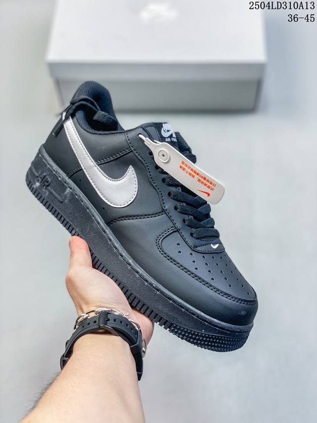 福利特价 真标耐克Nike Air Force 1’07 Lx空军一号低帮百搭休闲运动板鞋。柔软、弹性十足的缓震性能和出色的中底设计，横跨复古与现代的外型结合，
