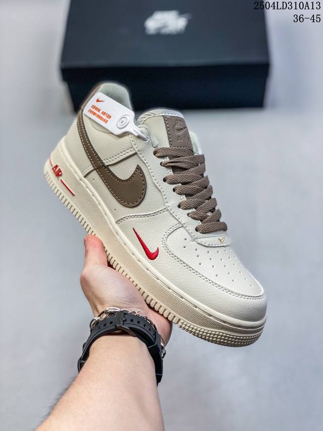 福利特价 真标耐克Nike Air Force 1’07 Lx空军一号低帮百搭休闲运动板鞋。柔软、弹性十足的缓震性能和出色的中底设计，横跨复古与现代的外型结合，
