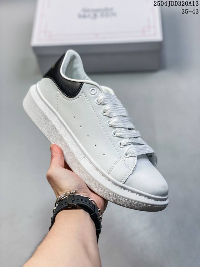 Alexandermcqueen 亚历山大 麦昆Mcq 运动小白鞋 厚底增高闪尾光滑牛皮平底鞋休闲鞋 时尚男女板鞋潮运动鞋 ，火爆到大街小巷无人不知，无人不晓的