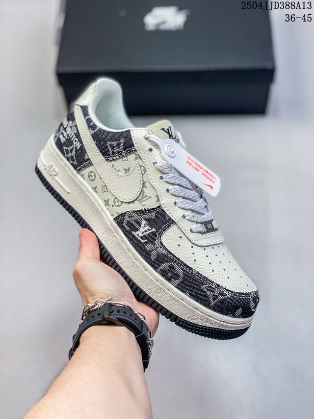 真标带半码耐克Nike Air Force 1’07 Low空军一号低帮百搭休闲运动板鞋。柔软、弹性十足的缓震性能和出色的中底设计，横跨复古与现代的外型结合，造