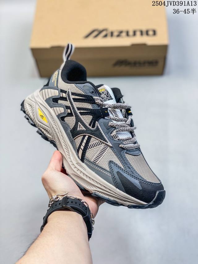 Mizuno Racer Trail 透气防滑耐磨 低帮跑步鞋 多层拼接鞋面，稳定包裹，脚感更贴合。鞋头采用沥青印刷工艺，保护足部，轻松畅跑。后掌利用波浪造型设