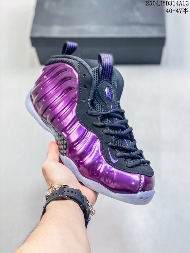 耐克Nike Air Foamposite One 复古潮流喷泡篮球鞋 微翘式鞋头设计 响应灵活保护脚趾，鞋身运用简洁的色彩进行搭配，缔造简洁利落外观和出众脚感