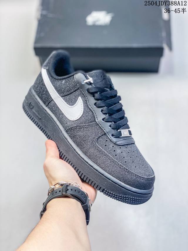 公司级耐克Nike Air Force 1’07 Low空军一号低帮百搭休闲运动板鞋。柔软、弹性十足的缓震性能和出色的中底设计，横跨复古与现代的外型结合，造就出