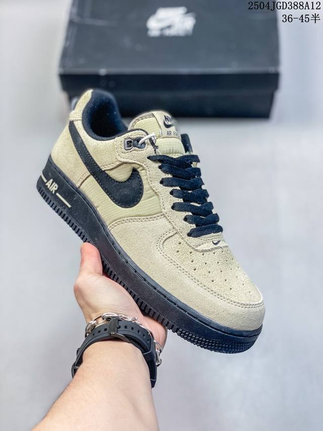 公司级耐克Nike Air Force 1’07 Low空军一号低帮百搭休闲运动板鞋。柔软、弹性十足的缓震性能和出色的中底设计，横跨复古与现代的外型结合，造就出