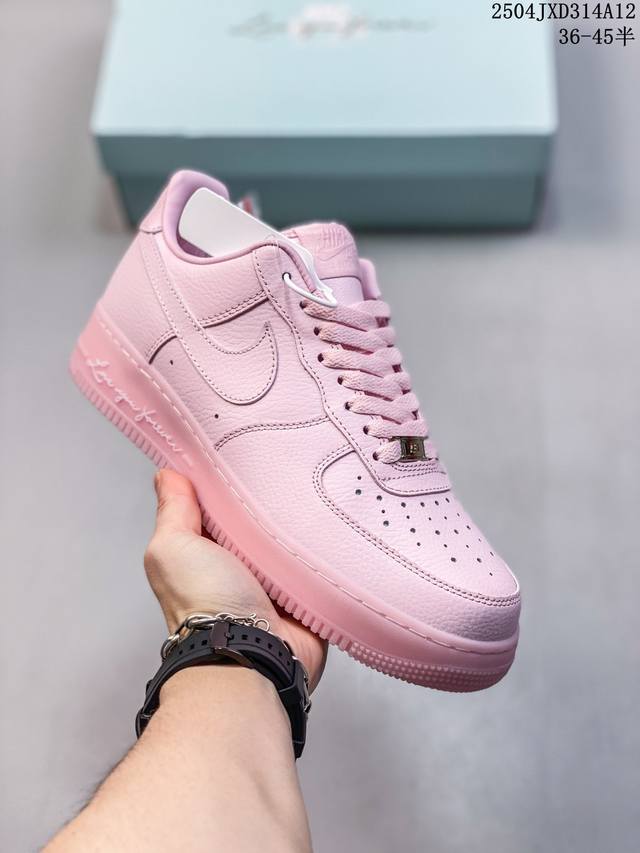 公司级耐克Nike Air Force 1’07 Low空军一号低帮百搭休闲运动板鞋。柔软、弹性十足的缓震性能和出色的中底设计，横跨复古与现代的外型结合，造就出