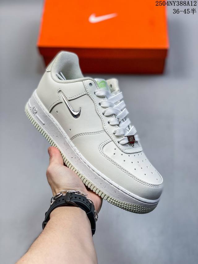 公司级耐克Nike Air Force 1’07 Low空军一号低帮百搭休闲运动板鞋。柔软、弹性十足的缓震性能和出色的中底设计，横跨复古与现代的外型结合，造就出