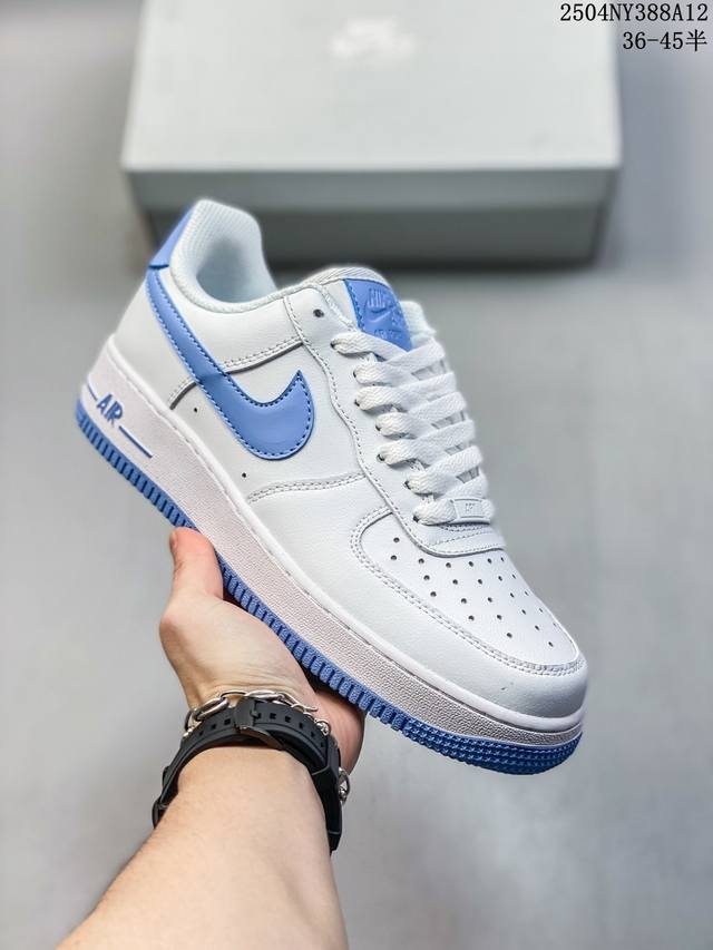 公司级耐克Nike Air Force 1’07 Low空军一号低帮百搭休闲运动板鞋。柔软、弹性十足的缓震性能和出色的中底设计，横跨复古与现代的外型结合，造就出