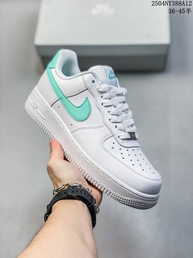 公司级耐克Nike Air Force 1’07 Low空军一号低帮百搭休闲运动板鞋。柔软、弹性十足的缓震性能和出色的中底设计，横跨复古与现代的外型结合，造就出