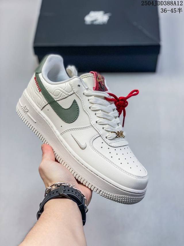 公司级耐克Nike Air Force 1’07 Low空军一号低帮百搭休闲运动板鞋。柔软、弹性十足的缓震性能和出色的中底设计，横跨复古与现代的外型结合，造就出