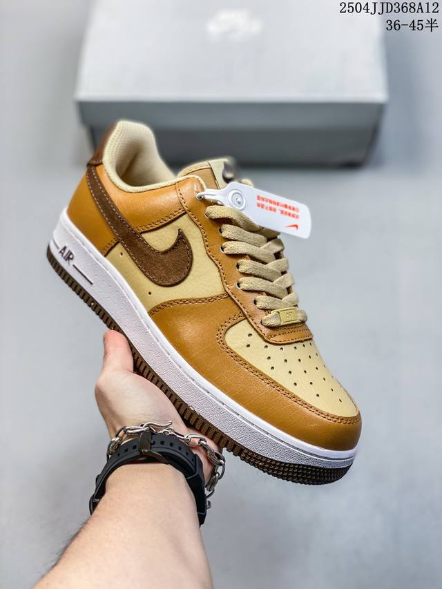 公司级耐克Nike Air Force 1’07 Low空军一号低帮百搭休闲运动板鞋。柔软、弹性十足的缓震性能和出色的中底设计，横跨复古与现代的外型结合，造就出