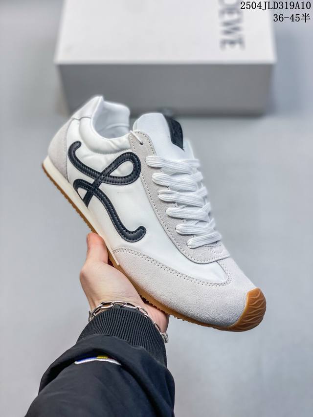 Loewe 罗意威 Ballet Runner 皮革 简约圆头 系带 低帮板鞋 运动休闲鞋这双鞋是Loewe新发布的Ballet Runner 2.0，被誉为“