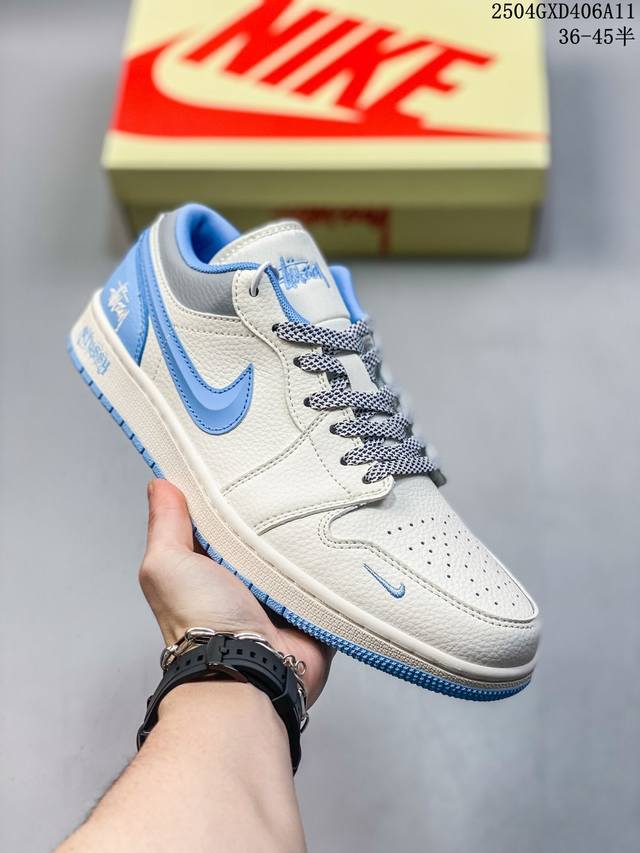 海外爆款限量发售！Nike Jordan Air Jordan 1“斯图西联名 白蓝立体勾” 高端定制 低帮 复古 减震 防滑 耐磨 篮球鞋 定制鞋盒 大厂纯原