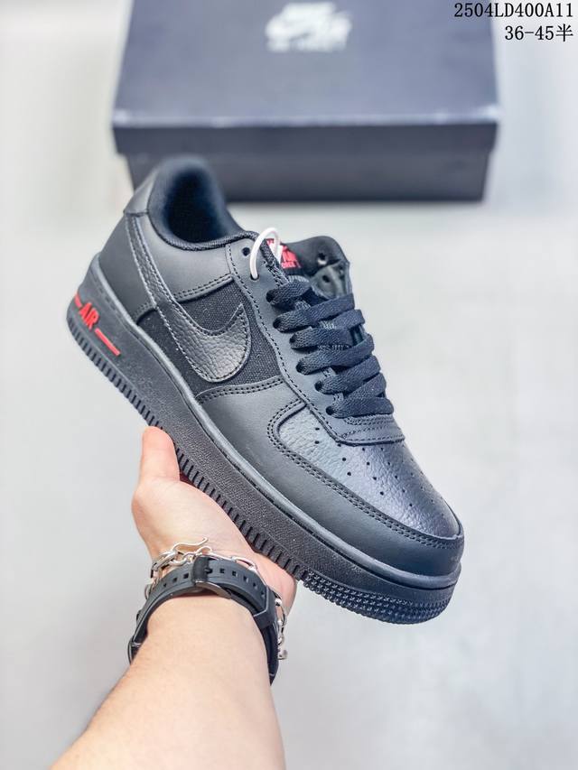 福利套现特价 真标耐克Nike Air Force 1“07蛇年限定空军一号低帮百搭休闲运动板鞋。柔软、弹性十足的缓震性能和出色的中底设计，横跨复古与现代的外型