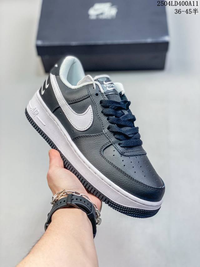 福利套现特价 真标耐克Nike Air Force 1“07蛇年限定空军一号低帮百搭休闲运动板鞋。柔软、弹性十足的缓震性能和出色的中底设计，横跨复古与现代的外型