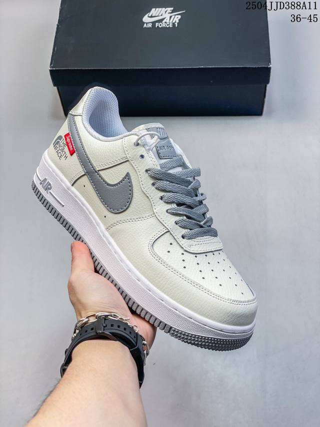真标带半码 耐克Nike Air Force 1“07空军一号低帮百搭休闲运动板鞋。柔软、弹性十足的缓震性能和出色的中底设计，横跨复古与现代的外型结合，造就出风