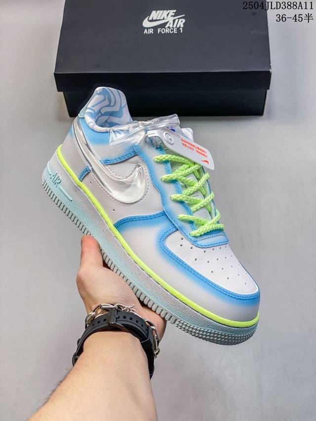 公司级带半码 耐克Nike Air Force 1“07空军一号低帮百搭休闲运动板鞋。柔软、弹性十足的缓震性能和出色的中底设计，横跨复古与现代的外型结合，造就出