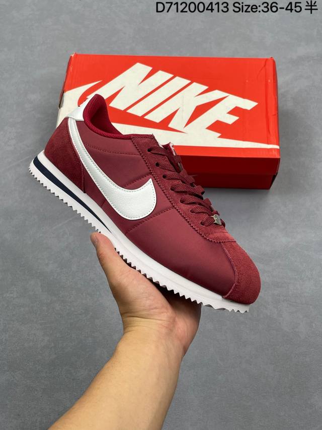 Nike Classic Cortez Nylon 耐克阿甘鞋男子运动鞋。秉承元年款经典风格，糅合防水鞋面设计，令双足保持干爽舒适。防水锦纶鞋面强势抵御风雨侵袭