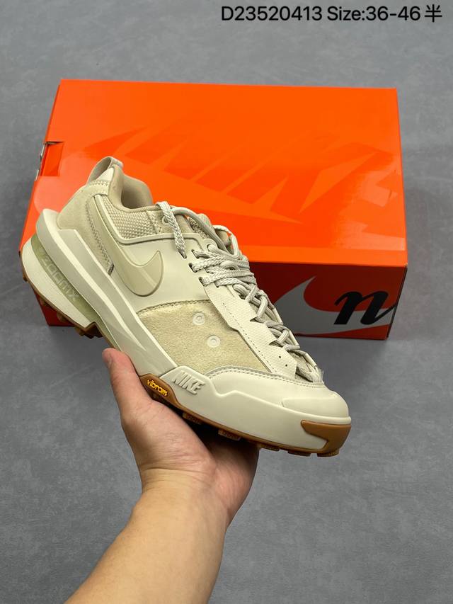 公司级Sacai X Nike Zegamadome 联名鞋款 整双鞋采用了 Zoom X 缓震科技和 Vibram 外底，在保证舒适度的同时又兼顾了耐用性，并