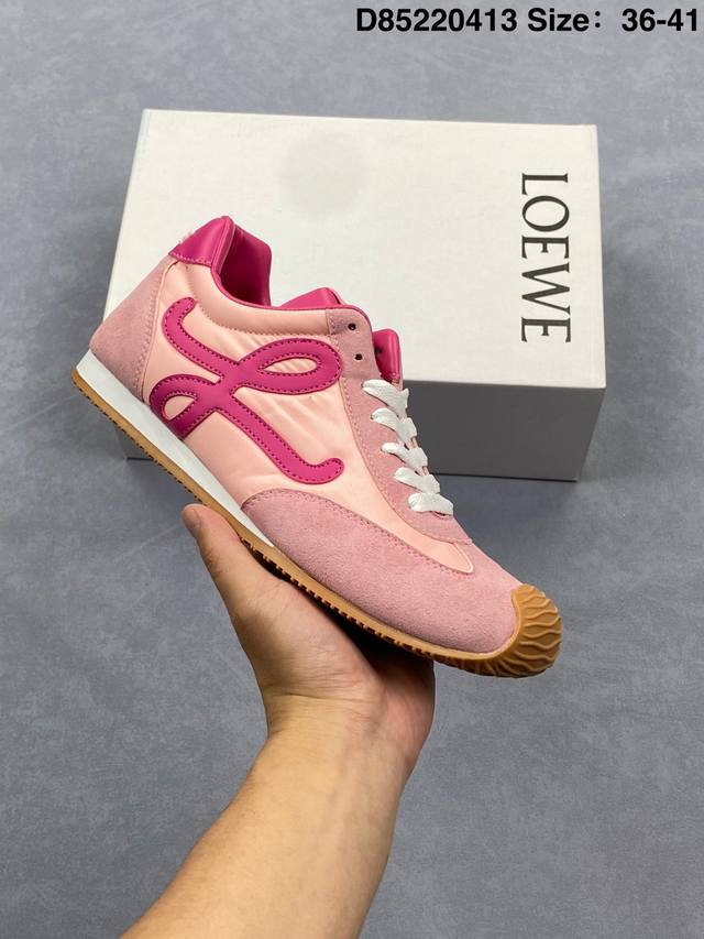 意威Loewe 2025 Ballet Runner2.0 新款芭蕾舞鞋 超级棒 不对称鞋头造型，作为Loewe的标志性设计 超柔软，轻便且灵活的鞋底，新的波浪